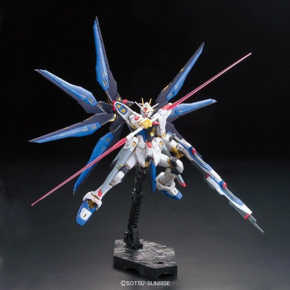 GUNDAM - Model Kit - Real Grade - ZGMF-X20A Strike Freedom - 13 CM